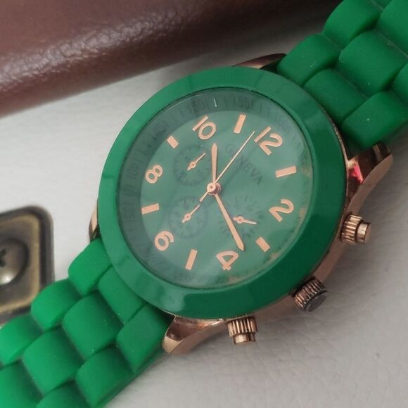 Green Geneva Watch - Picture 3 of 4